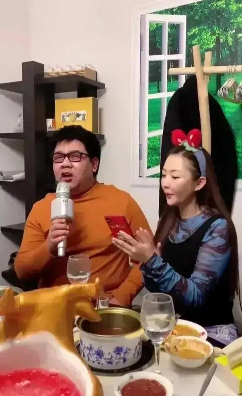 著名的盲人歌手杨光已经结婚,妻子貌美如花,孩子都已经两岁了,果然