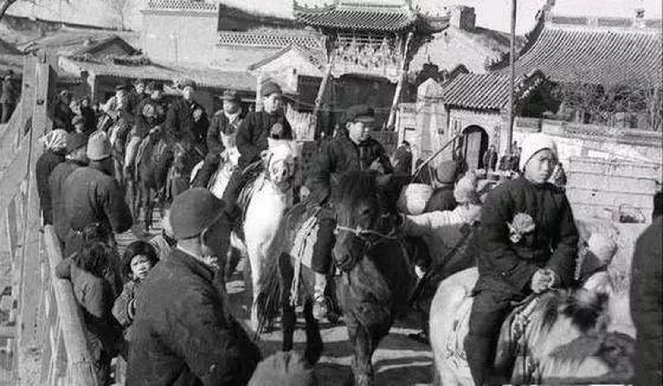 1950年 1950年底,中国农村青年报名参军,他们骑着马,胸前挂着大红花.