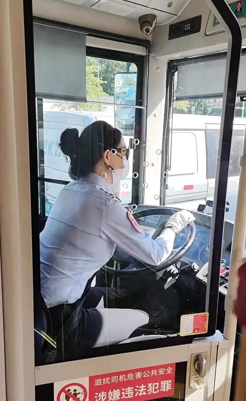 这位女司机,简直是行驶在道路上的一颗明星!