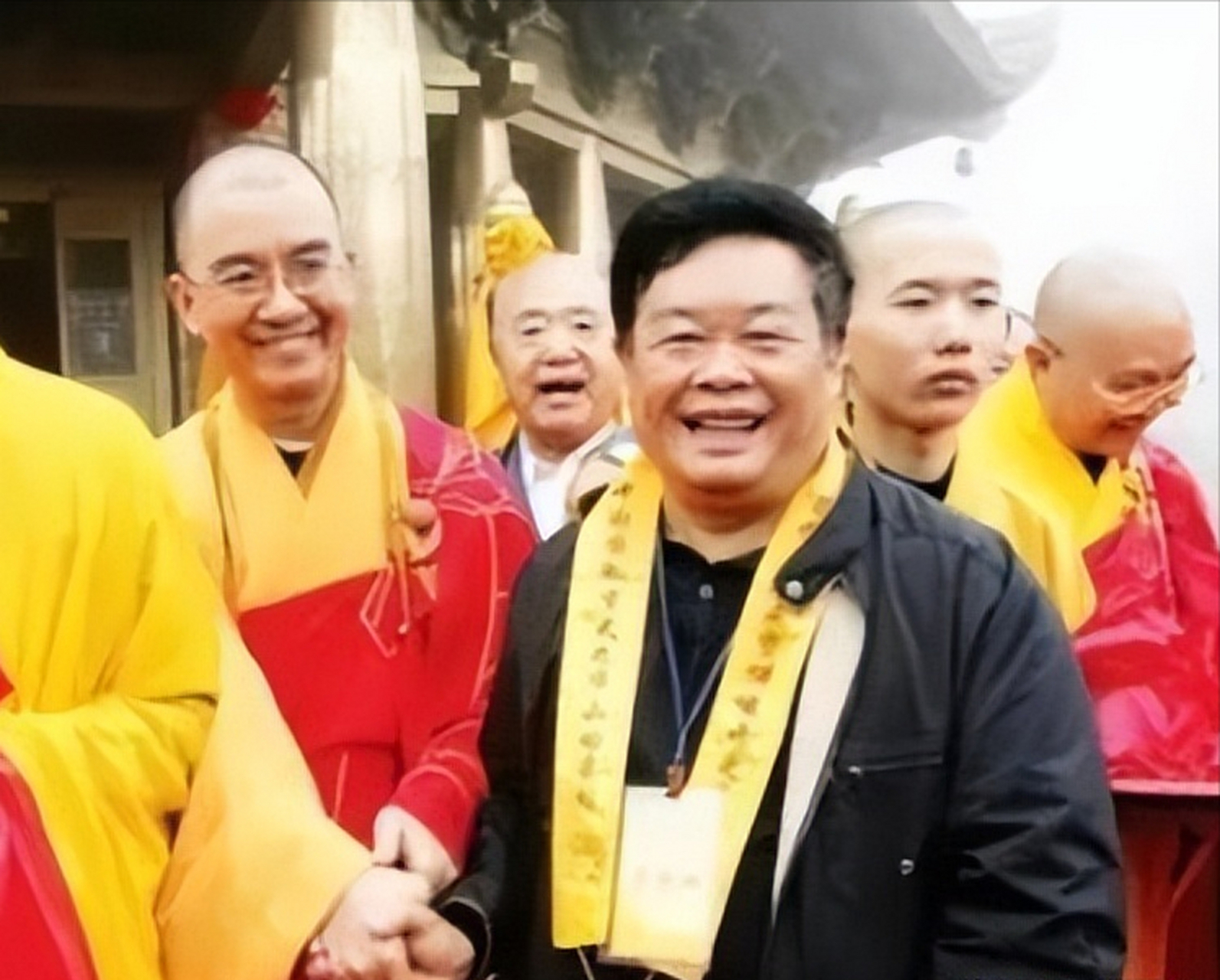 曹德旺和王石一起参观万福寺,寺庙破败不堪,方丈说:重修寺庙需要1600