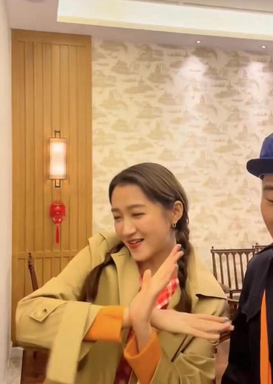 《青春环游记》的录制现场,贾玲请到了《穷叉叉》原唱之一的关晓彤