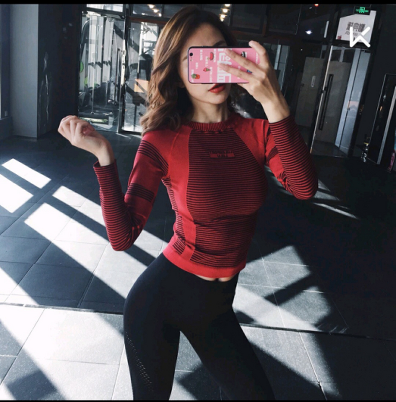 下斜哑铃飞鸟[阴险]  它作为一个压轴动作,[嘿哈]在我们日常健身的