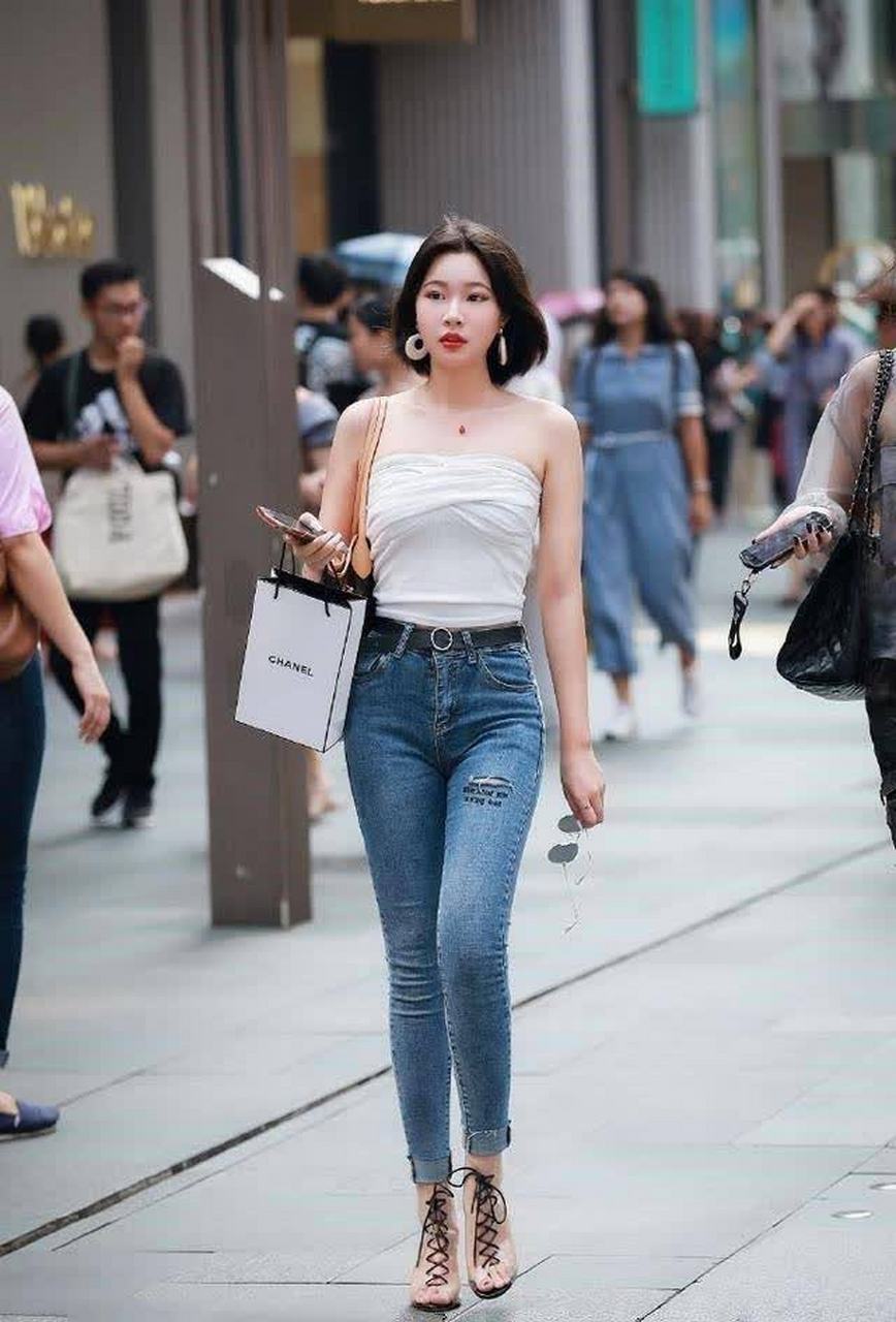 美女这微胖,丰满的身材确实是韵味十足,女人味满满.