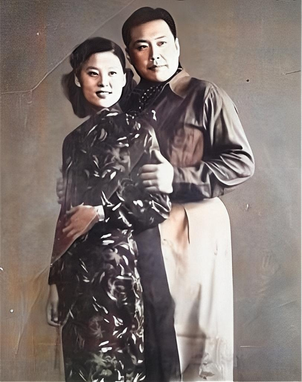 "在他们的新婚之夜,曹士岳愤怒地指着他的新娘袁祜祯咒骂.