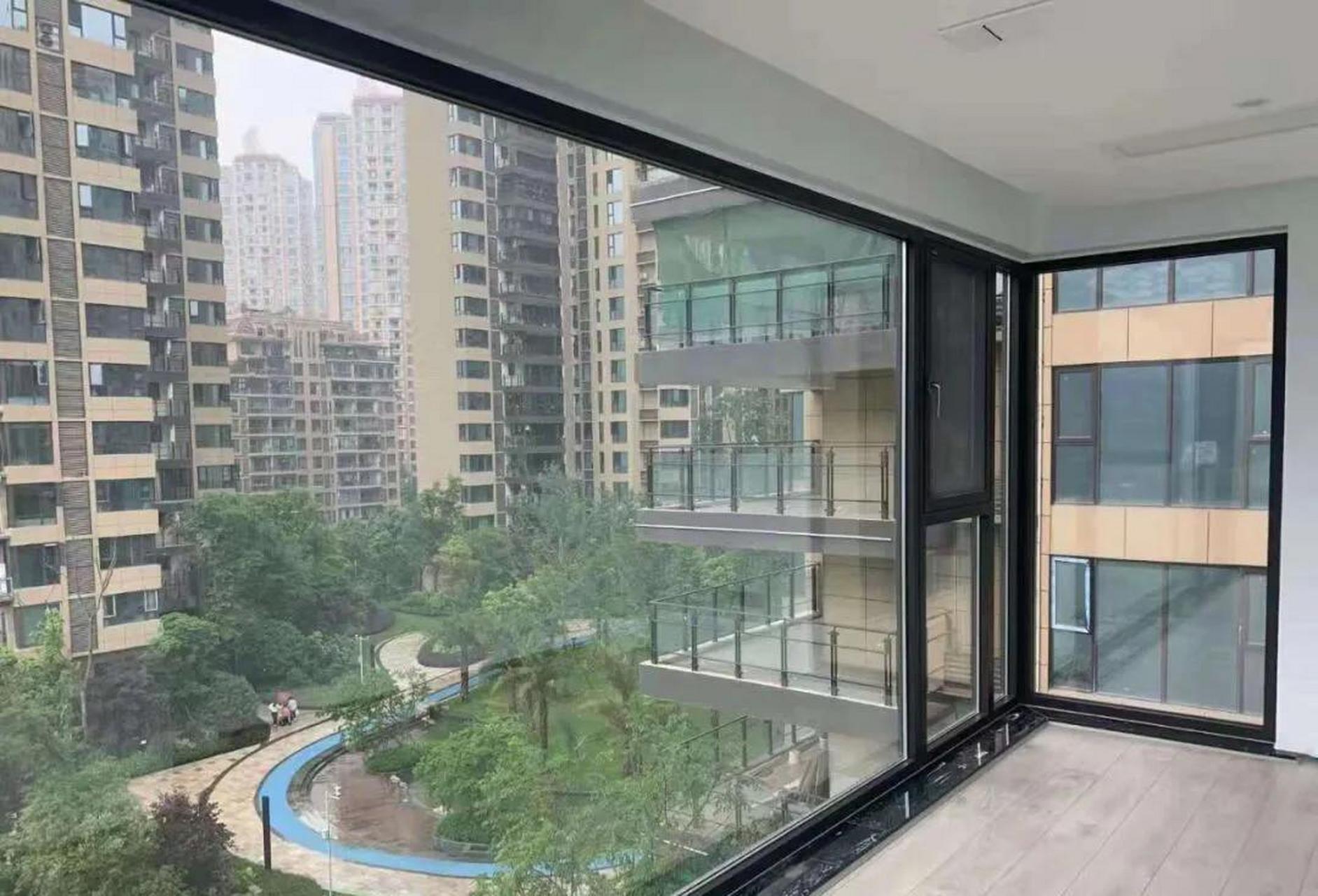 大面积落地窗封阳台, 大气明亮,视野开阔!