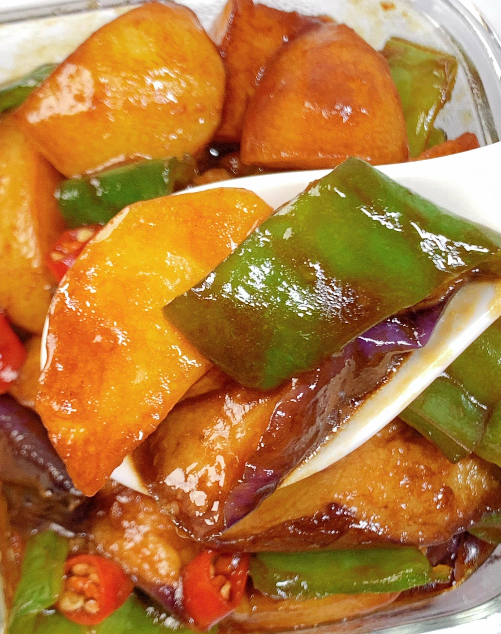 锅中多倒油,烧热倒入茄子,炸至表面金黄盛出备用,倒入土豆