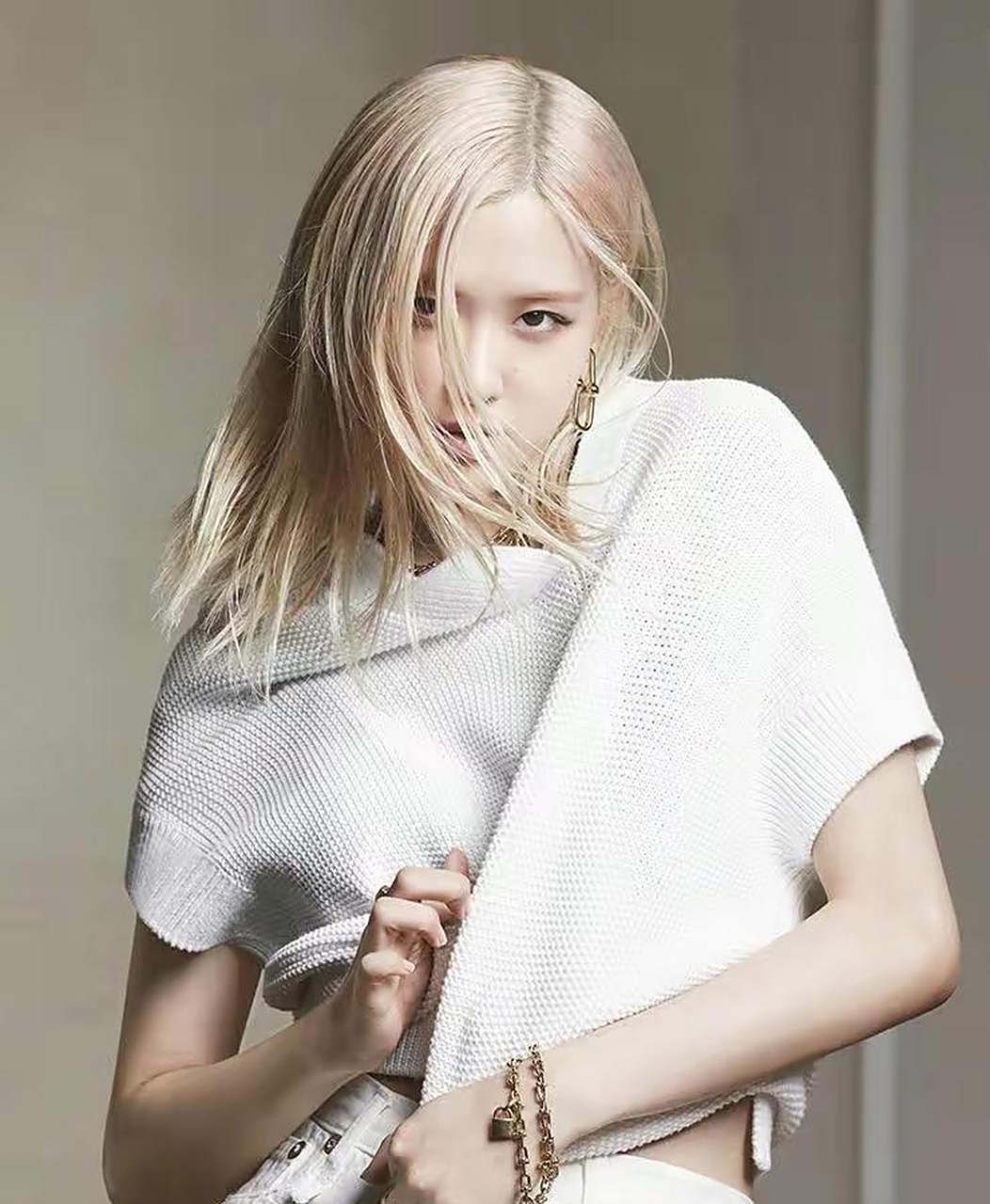 朴彩英登杂志拍摄性感唯美写真,黑白质感别有一番味道.