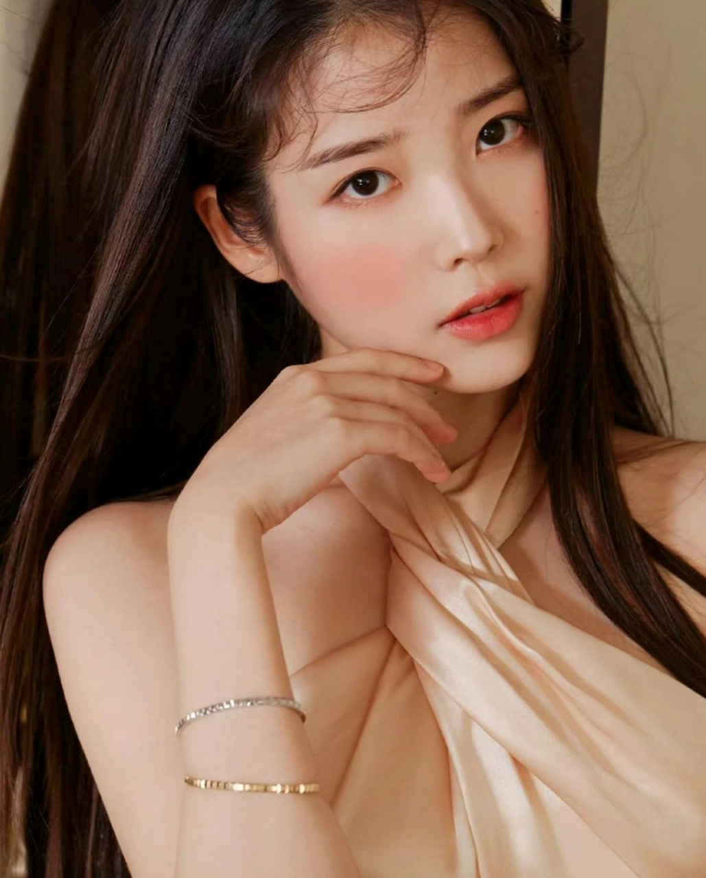 清纯妩媚,甜美可人的#iu# 李知恩,肤白貌美的容颜,窈窕曼妙的身材