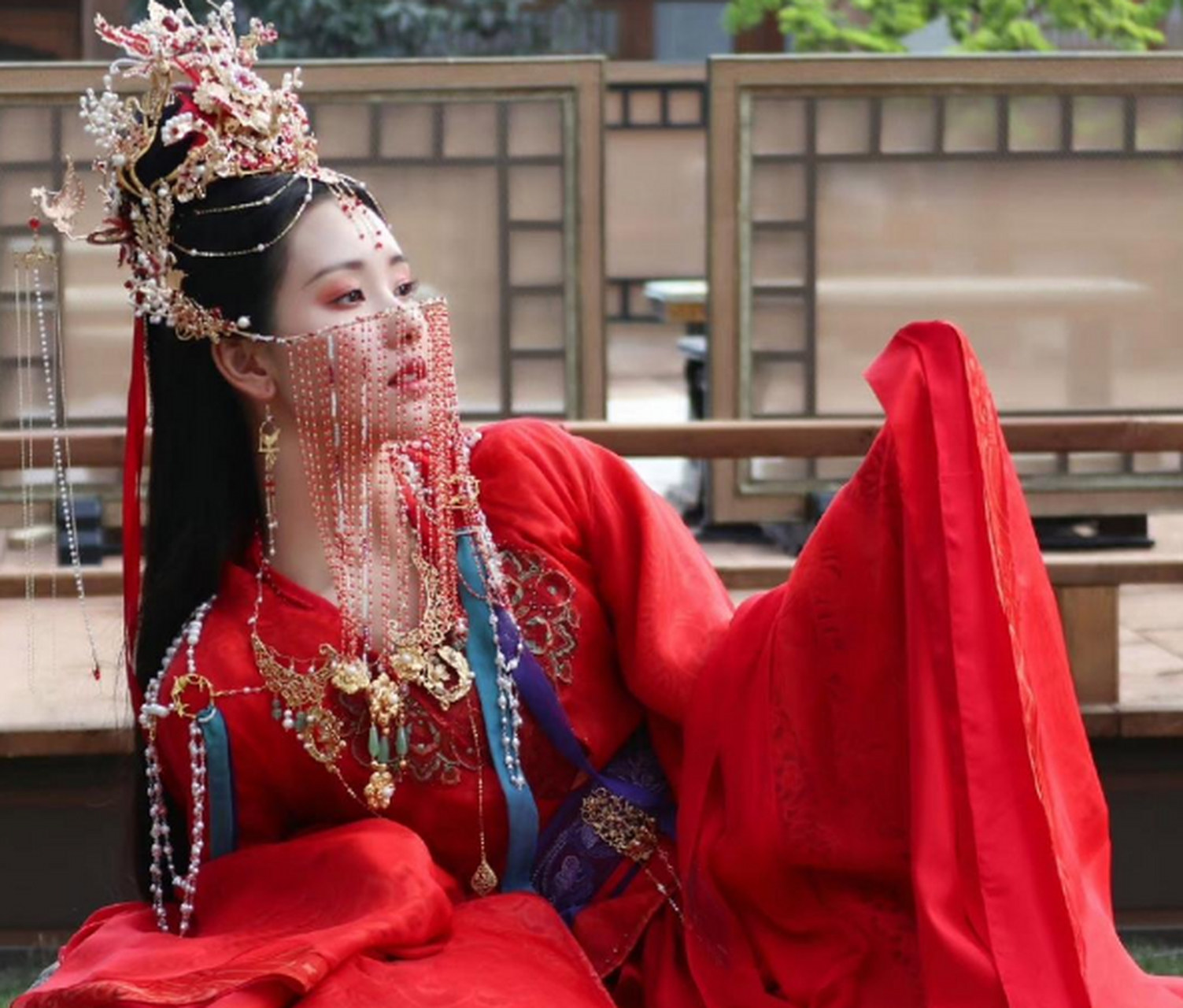 陈都灵新剧大婚剧照曝光,全身照华丽又优雅,赏心悦目.