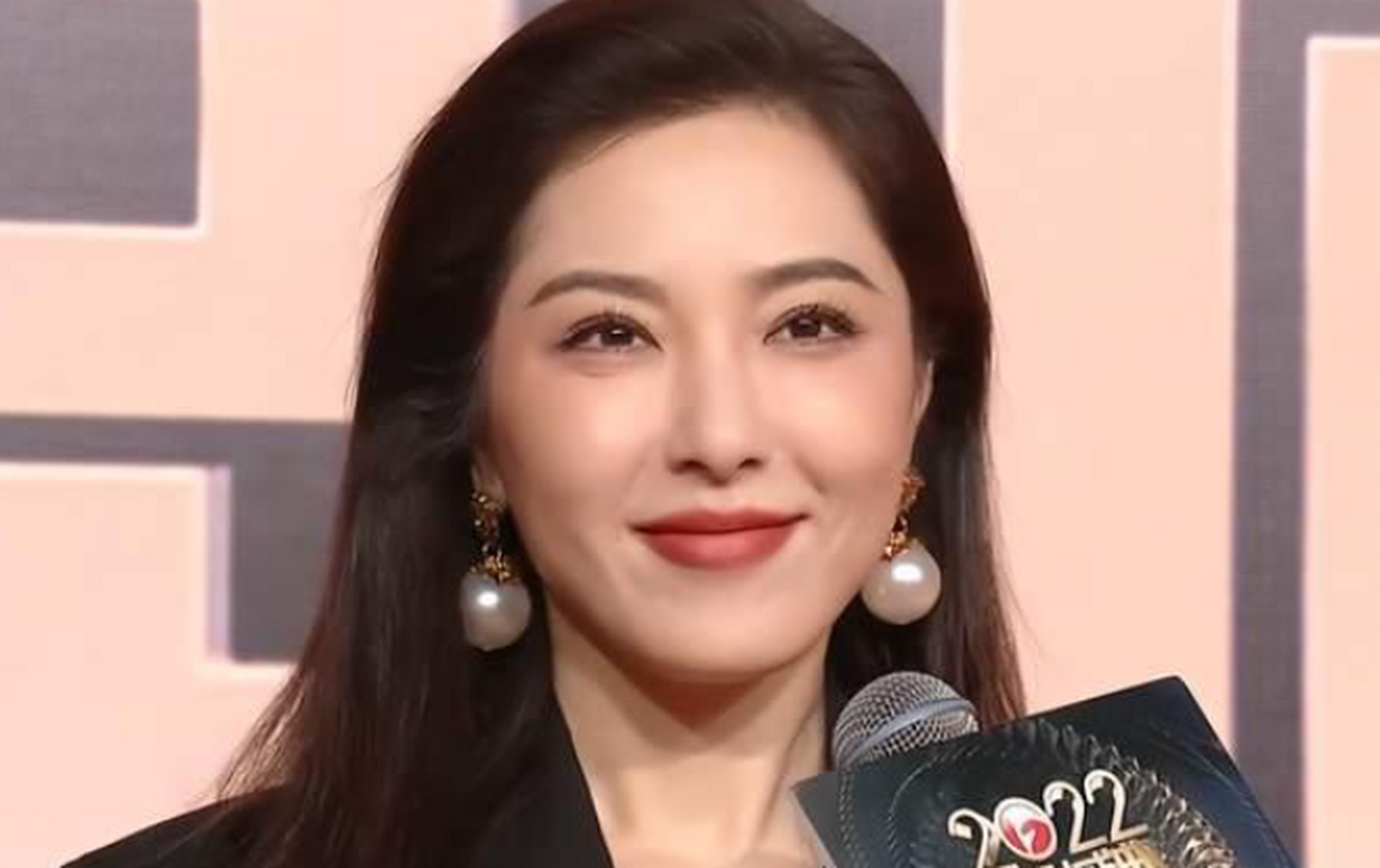 大美女曾黎的脸越来越僵,眼周及苹果肌几乎动不了,正脸和侧脸都有很强