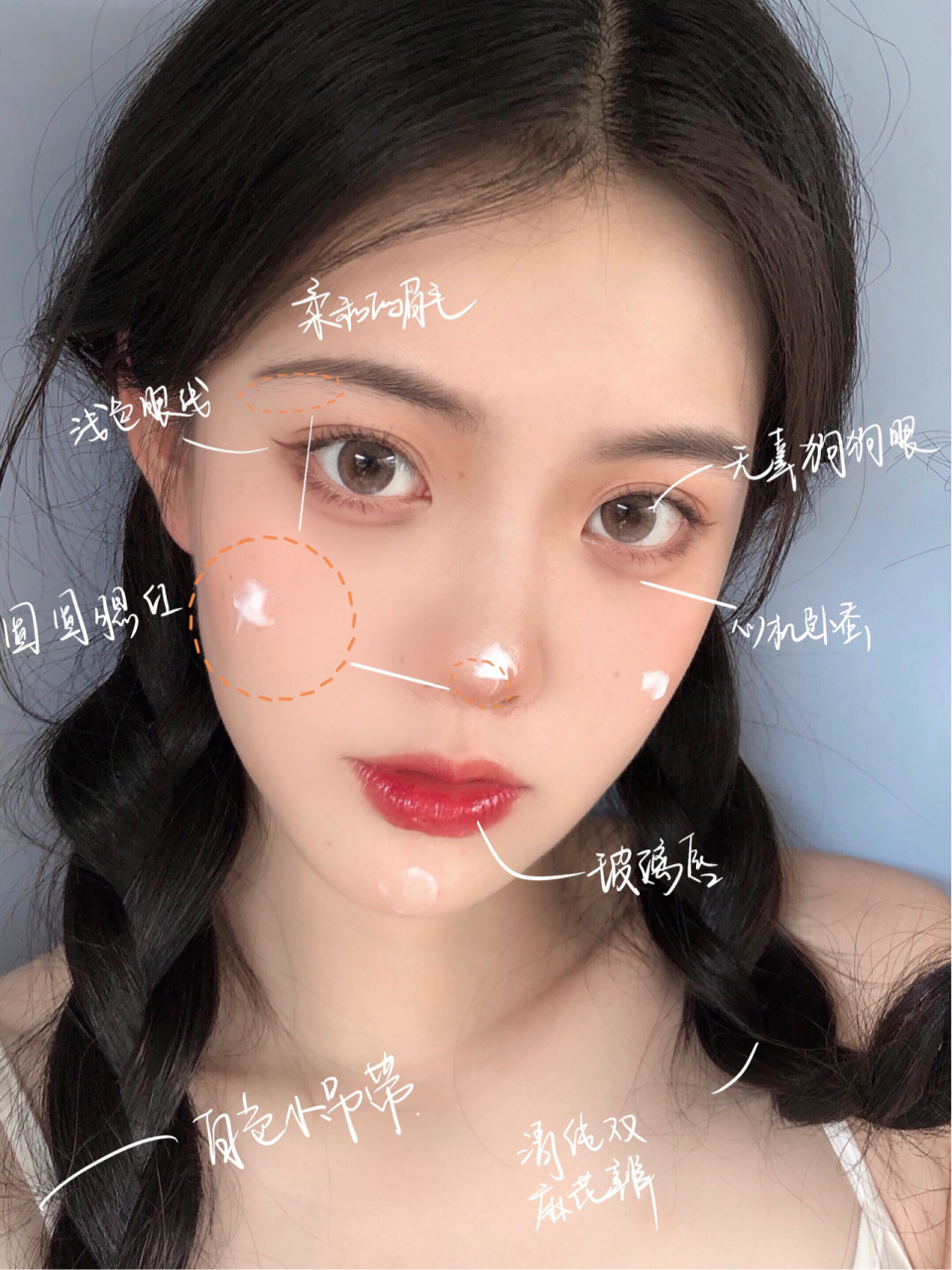 眉毛画法 1先用深的眉粉or眉笔沿眉峰往斜下方拉出一个柔和的弧线 2