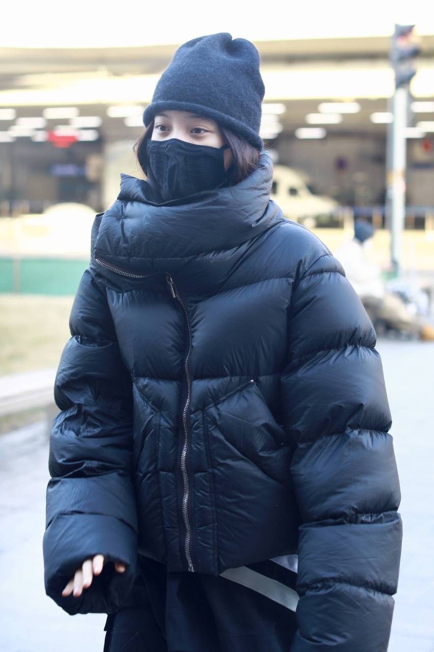 欧阳娜娜身穿短款羽绒外套现身户外, 俏丽保暖拿捏冬日穿搭