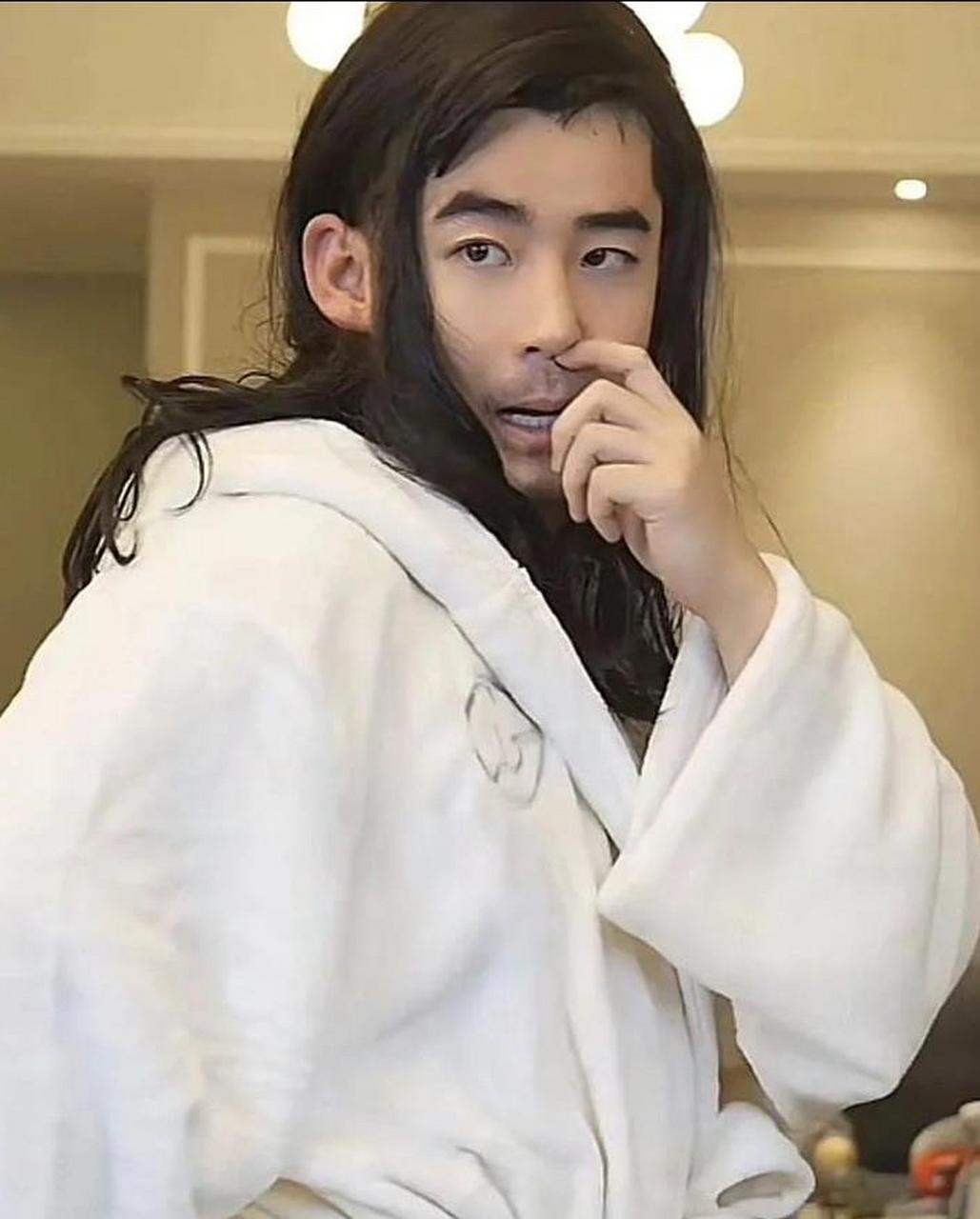 桥诘圣直播中穿上白色睡衣,戴上假发. 戴上假发的他看起来真的挺美的.