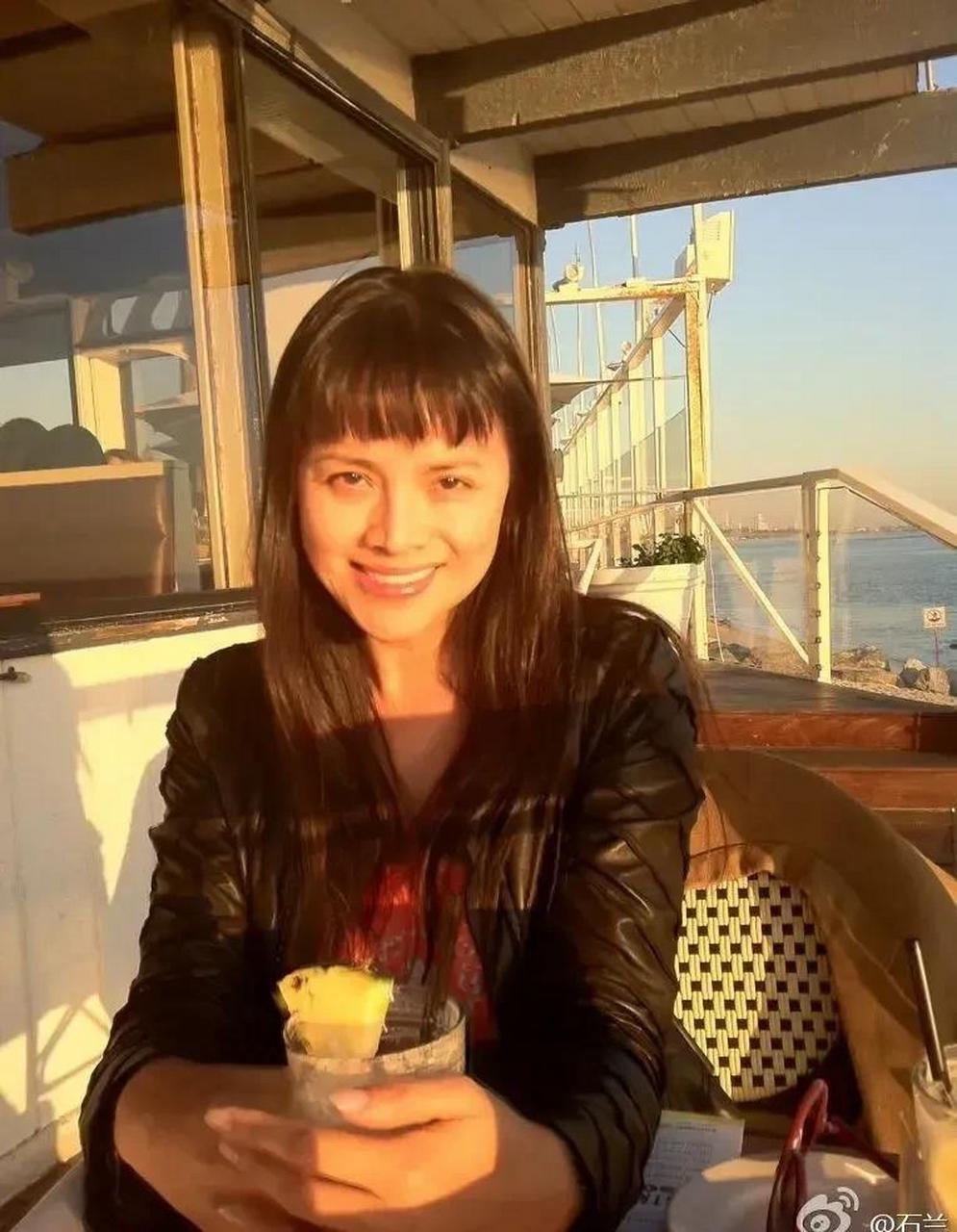 gif创作人# 著名演员石兰与外国老公在国外海边的浪漫约会,55岁的