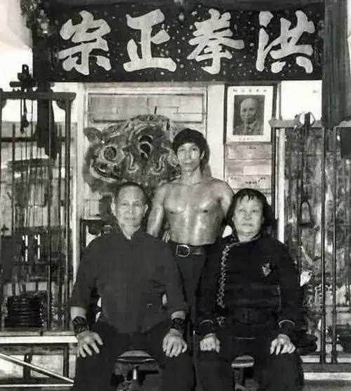 赵志凌年轻时和李小龙一样拥有一身健康发达的肌肉,看上去一表人才