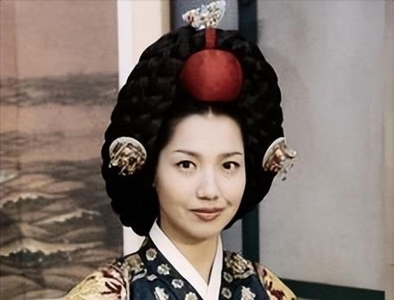 浅析:朝鲜王朝时期朝鲜妇女头饰的意识形态  前言:  朝鲜王朝时期是