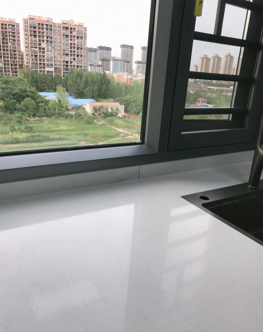 厨房无挡水条 [照相机]  厨房在开工前就一直坚持无挡条,又把内窗台敲