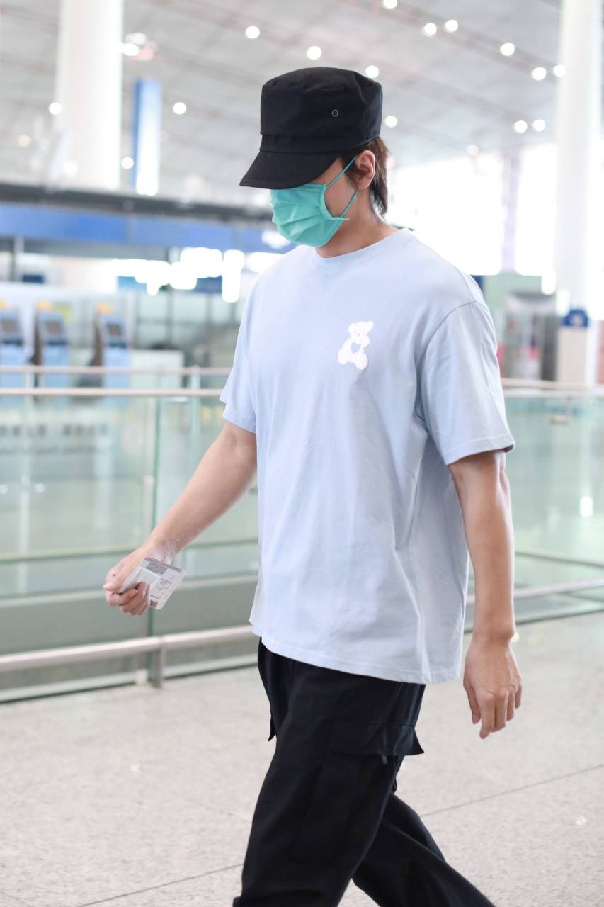 言承旭低调现身北京机场,身着浅蓝t桖黑色长裤,头戴黑色棒球帽,全程