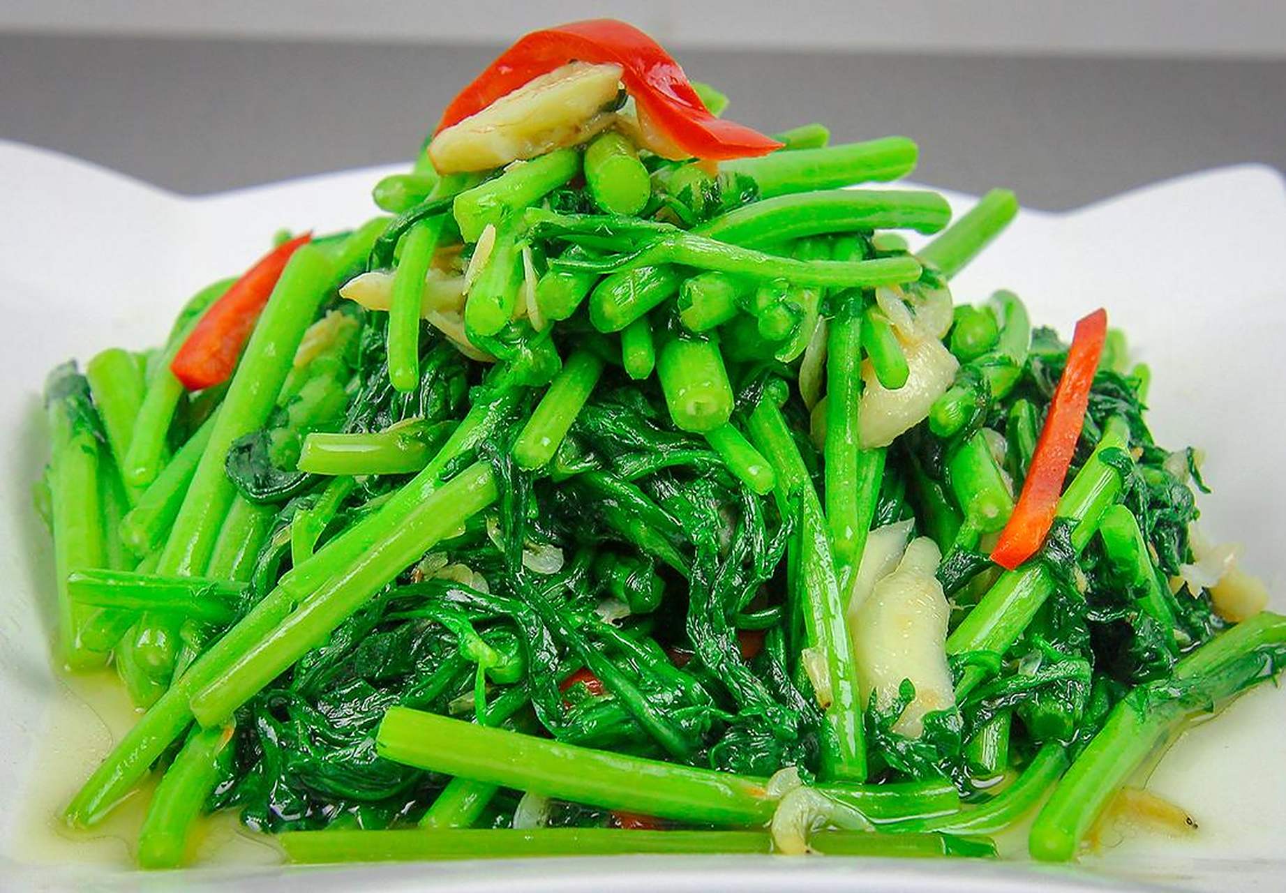 #奇趣美食嘉年华#【虾米炒茼蒿】 1.准备虾米一小把,放入清水中浸泡一