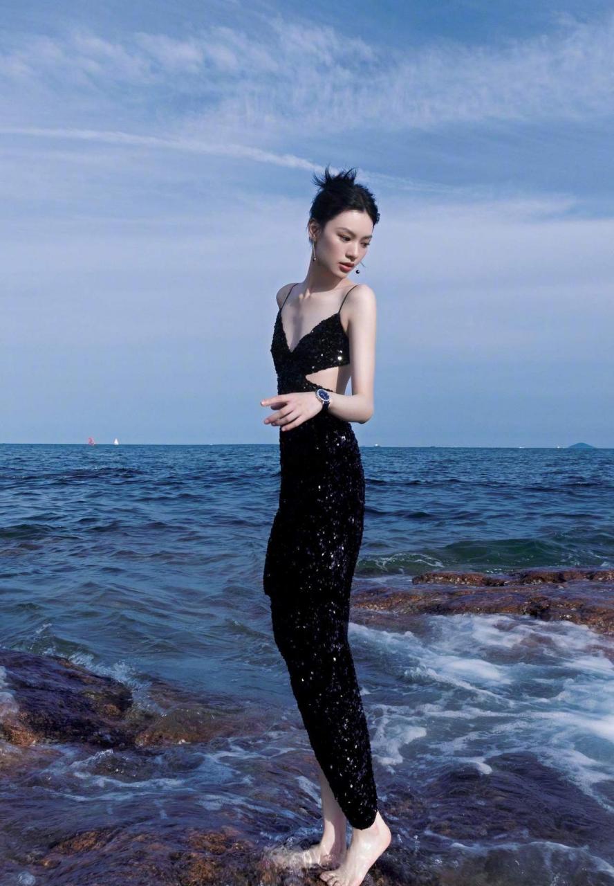 邱天活动美图, 黑色星光碎钻长裙搭配垂珠耳饰, 造型仿佛小美人鱼