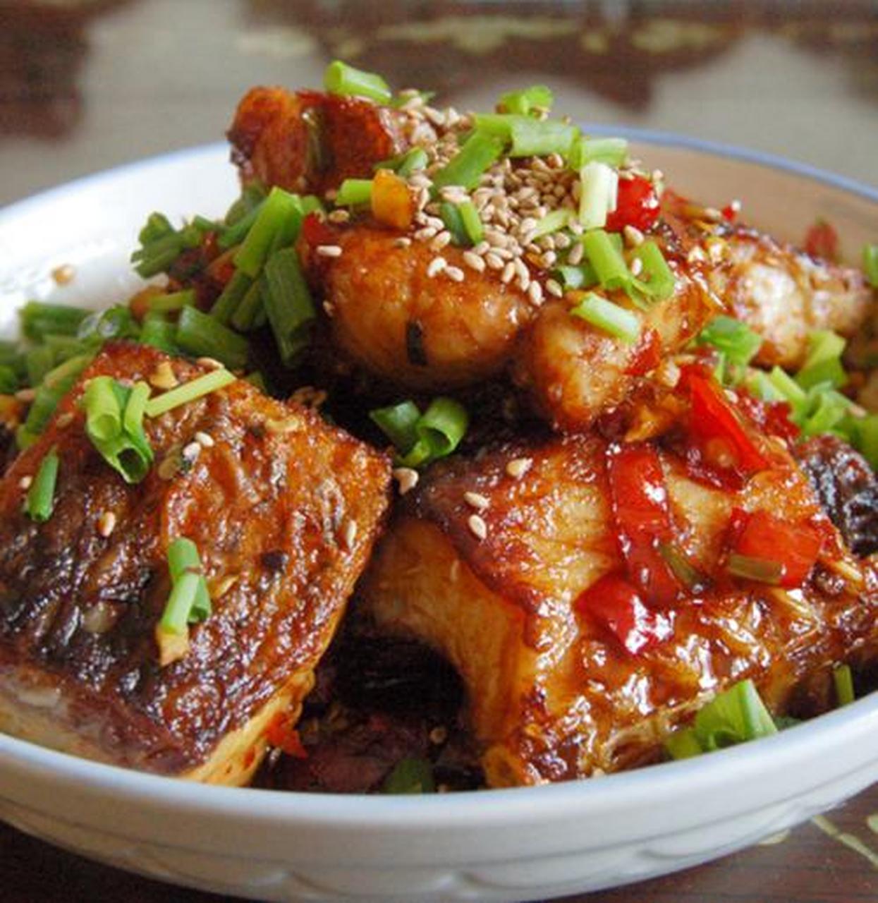 湖北美食糍粑鱼,是一道需要花费时间静静守候的美味,愈久弥香.