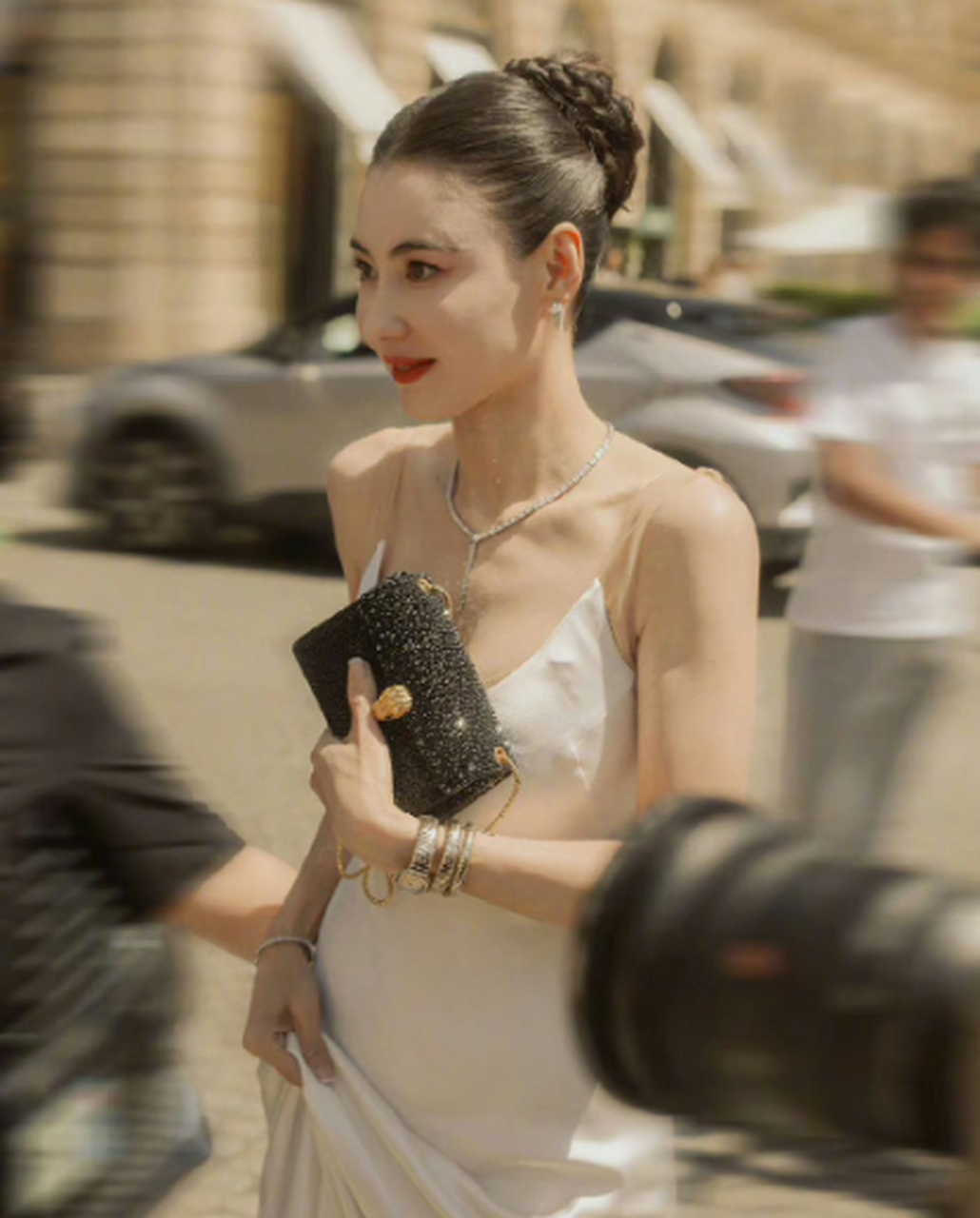 张柏芝新照!裙子是挺性感,但感觉不如校服和警服!