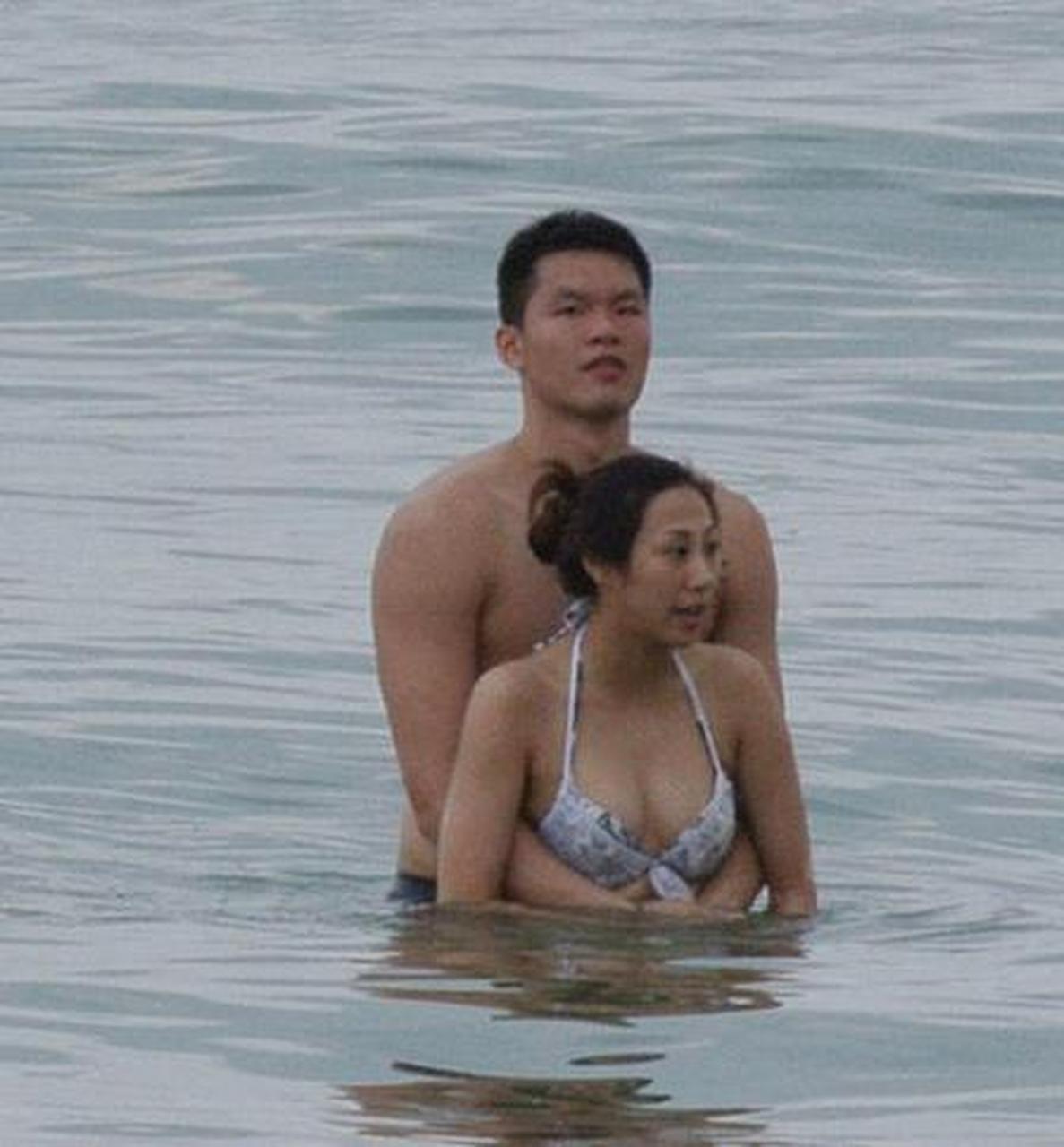 体坛风流人物#朱芳雨的结发妻子胡美在个人社交平台上回复网友时