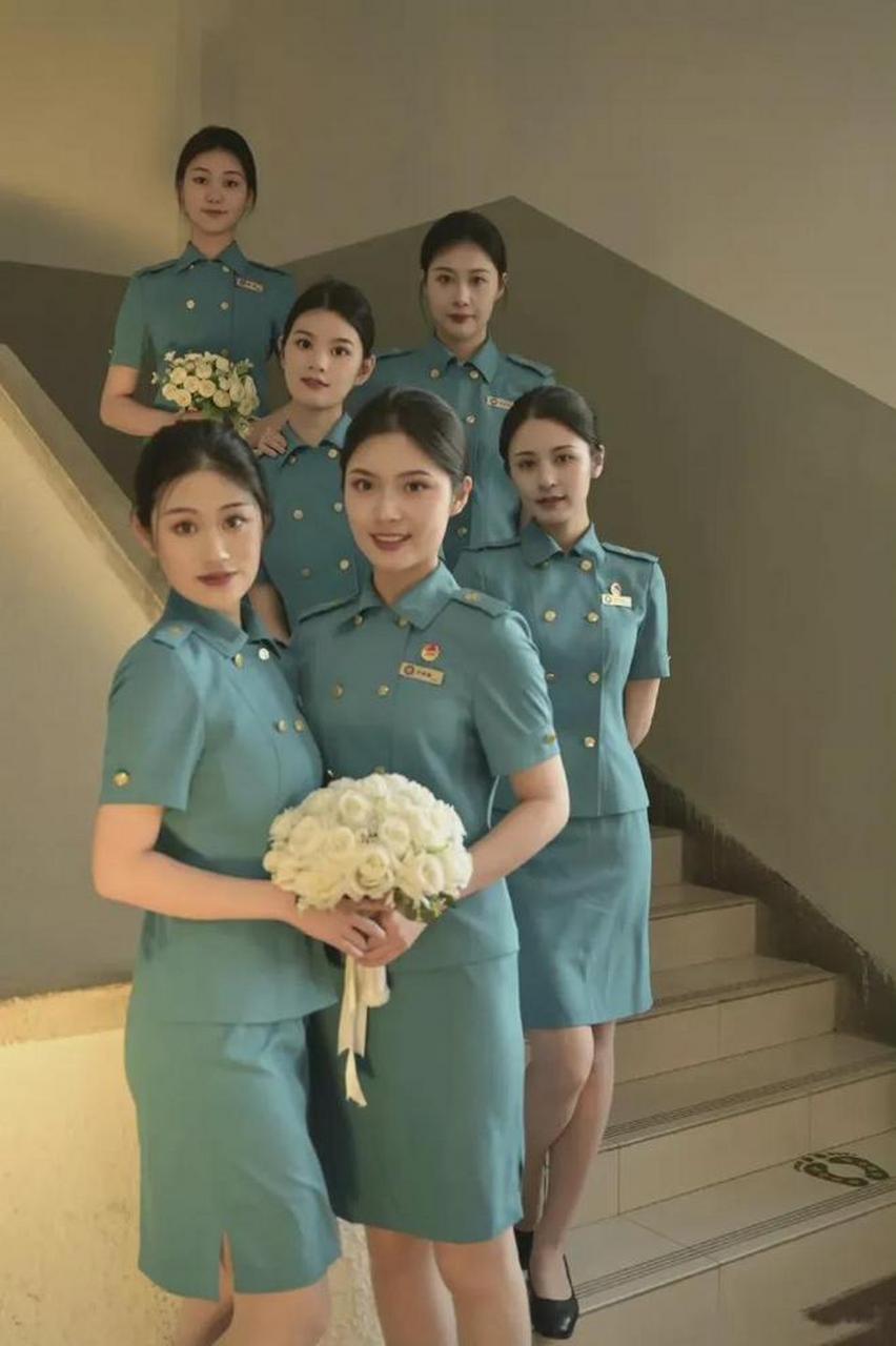 这张照片记录了2018年天津的一群即将毕业的空乘学院女孩.