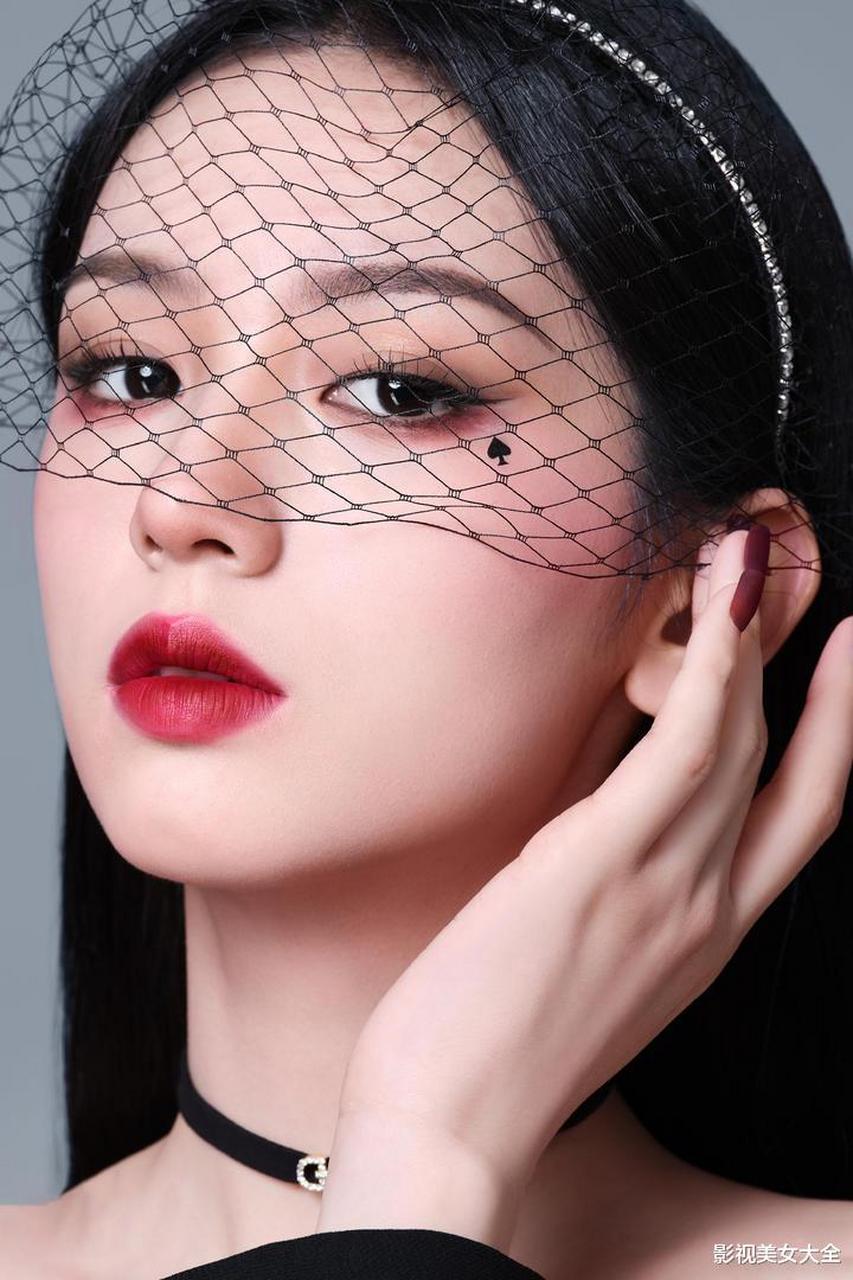 国内知名美妆博主,肤白貌美浓眉大眼性感红唇,高颜值气质型美女