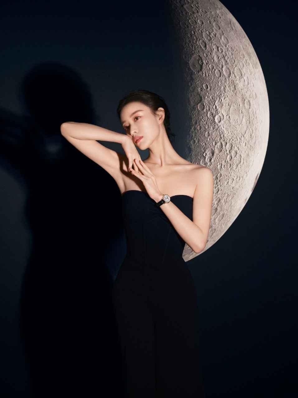 高贵优雅,性感撩人的#倪妮# 一袭黑色抹胸礼裙,丰满傲人的事业线,凹凸