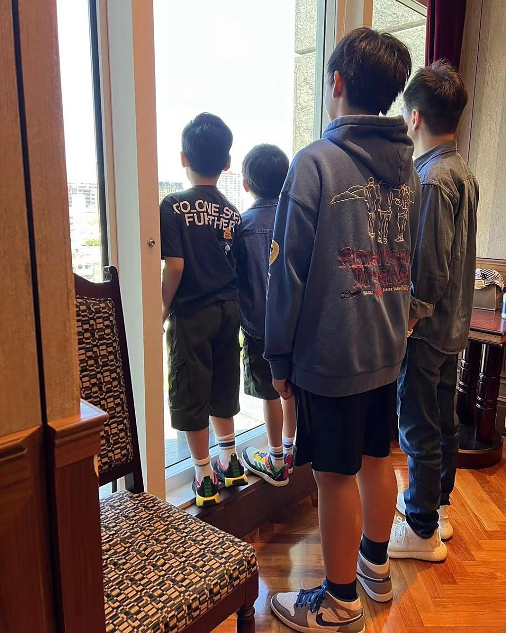 林志颖的大儿子kimi今年14岁,身高超父亲半个头!