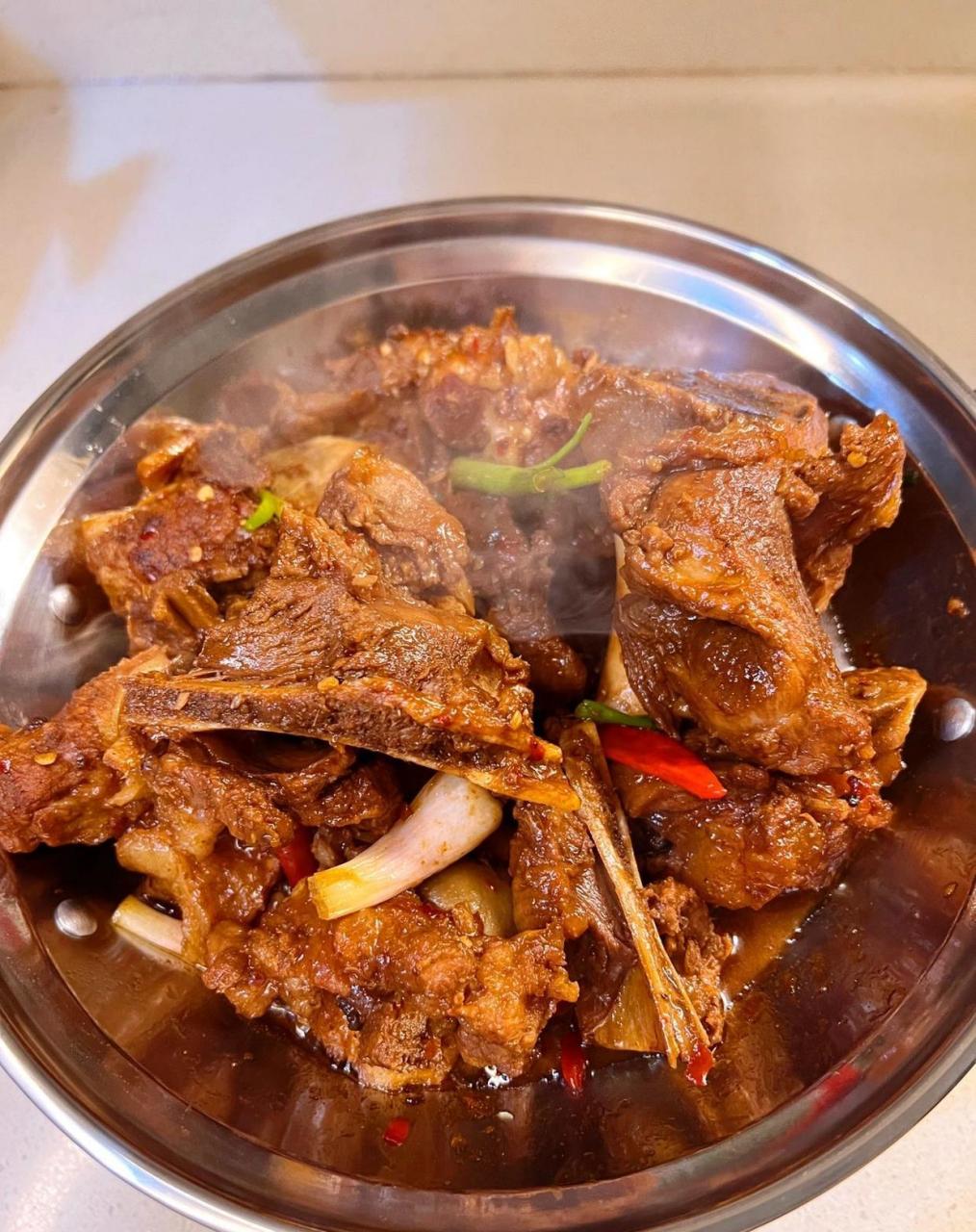 食材:筒子骨或者扇子骨,八角桂皮花椒,葱姜蒜,小米辣,七星椒干,麻辣酱