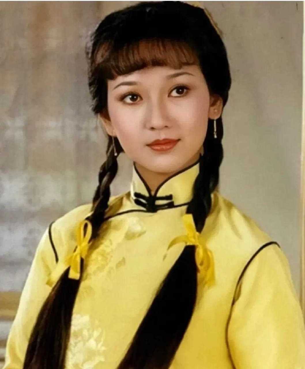 年轻时的赵雅芝,好美啊[肥皂] 被冯程程这个复古装造型惊艳到了,黄色