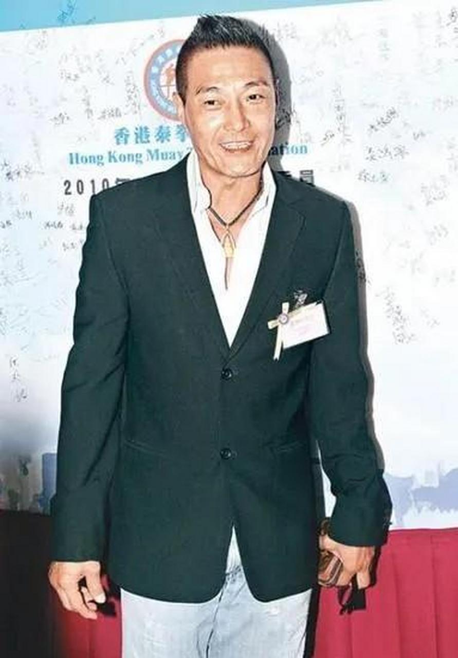 gif创作人# 2009年,成龙突然辞退了跟随自己30年的卢惠光,却只给 100