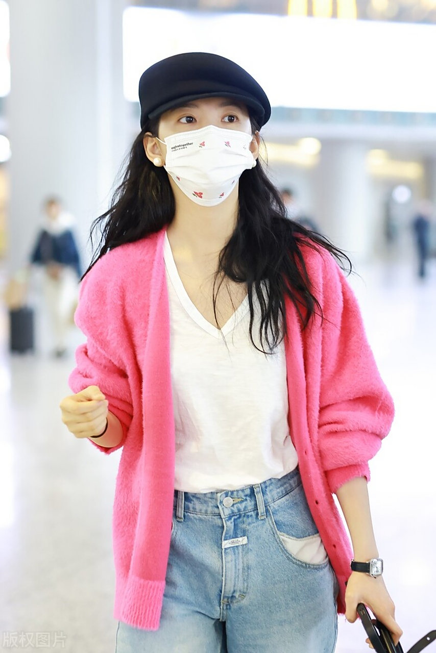 章若楠机场街拍,粉色针织开衫 白t恤 牛仔裤 贝雷帽 随性自在!