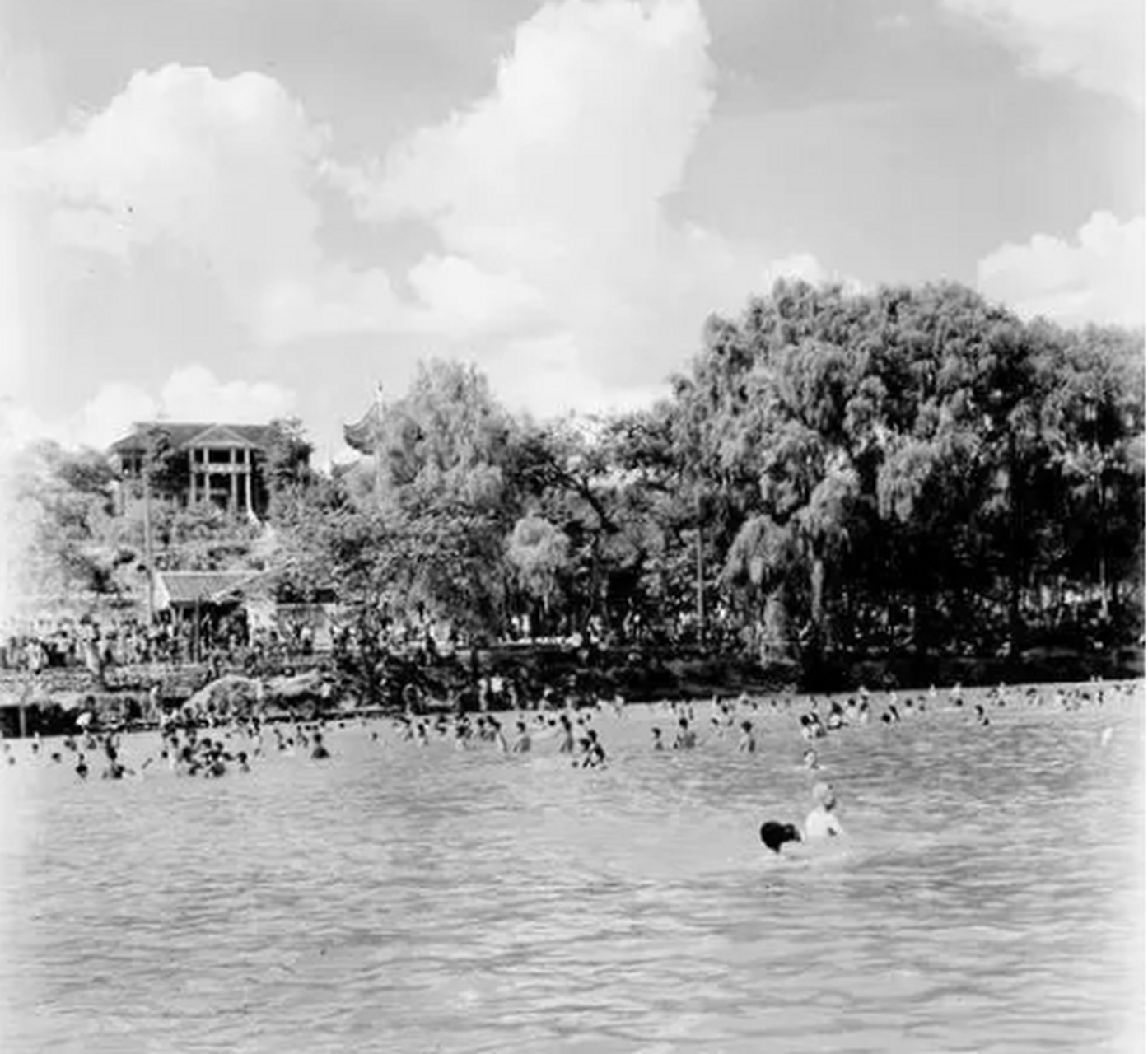 上世纪80年代,贵阳河滨公园游泳的人们.