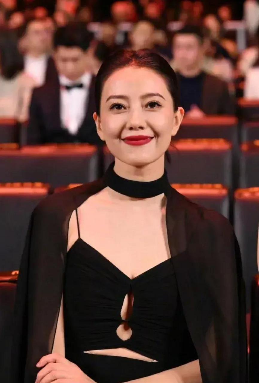 在微博之夜活动上,44岁的高圆圆艳压34岁的杨颖和41岁的佟丽娅.