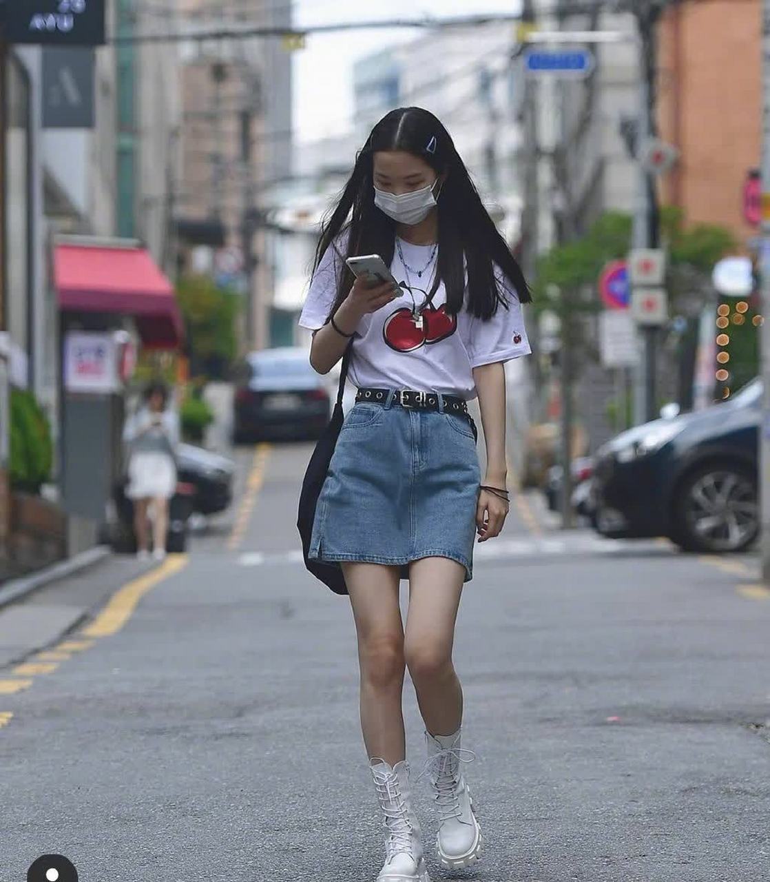 韩国首尔街拍,女生日常街头穿搭样本?   #潮召唤令#[开心]