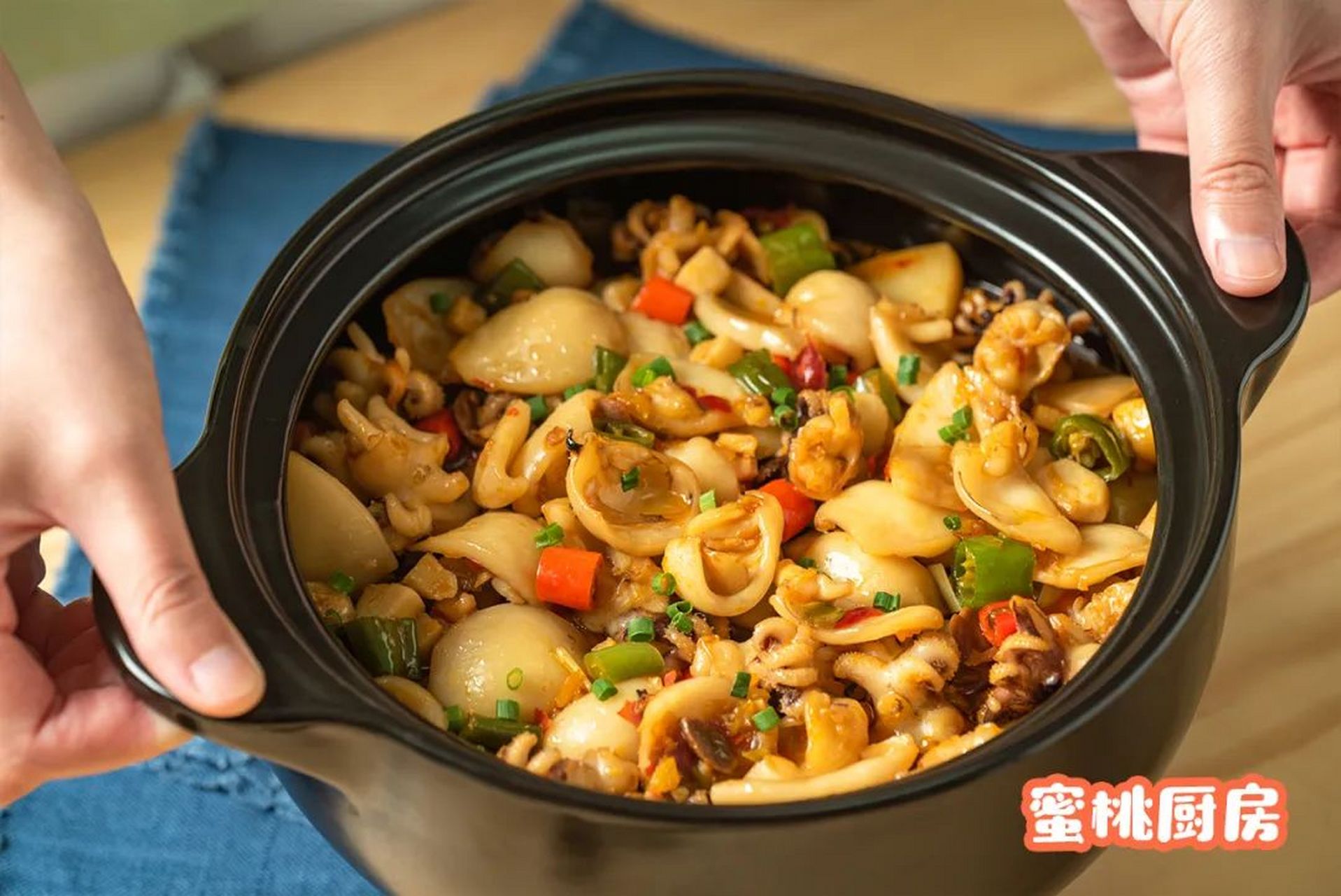 海鲜小煲【酸辣墨鱼仔】  墨鱼也叫墨斗鱼,乌贼,而墨鱼仔就是还未长大