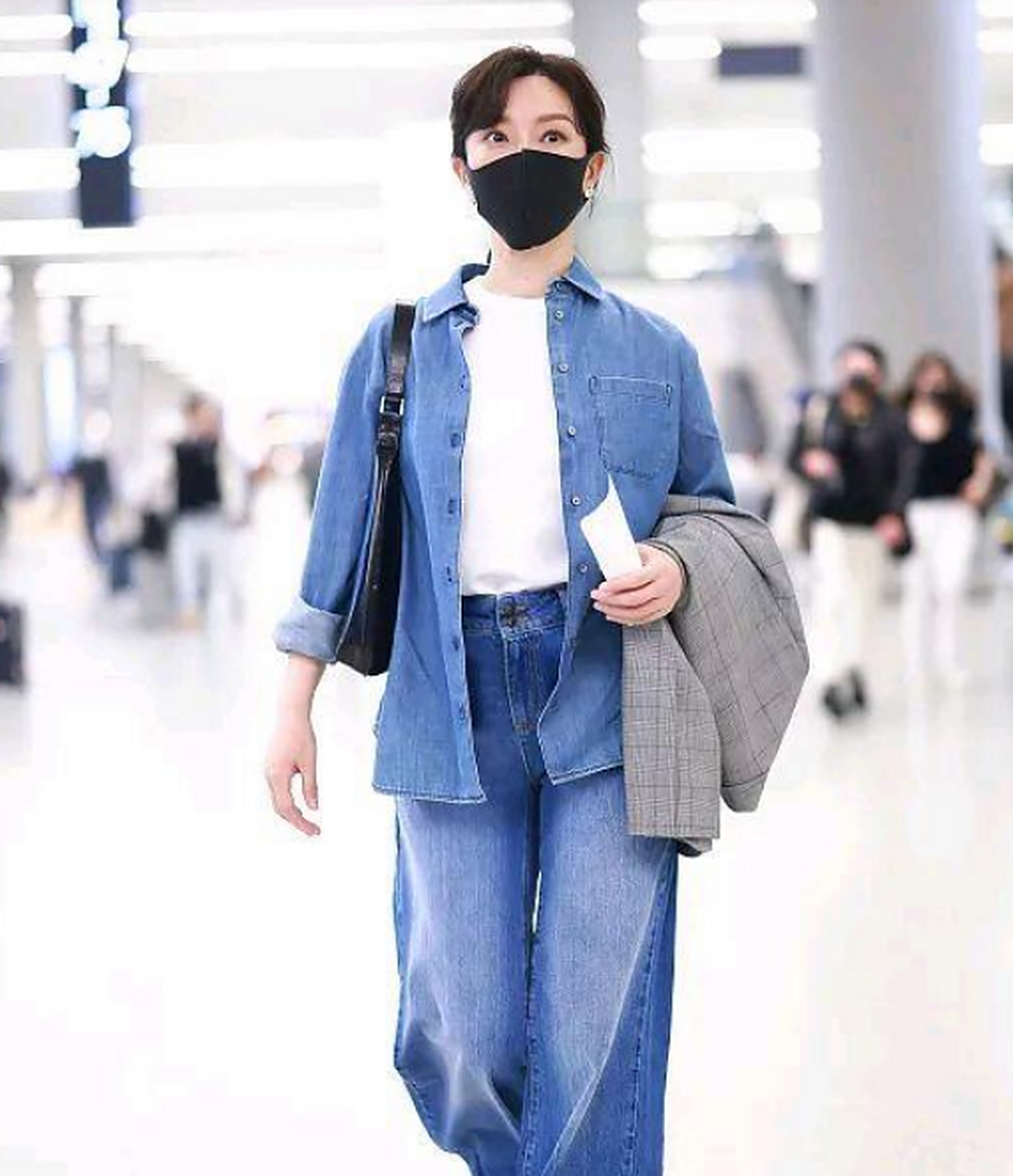 陈数街拍,蓝色牛仔衬衫 白色打底衫 牛仔阔腿裤,简约舒适,时尚帅气很