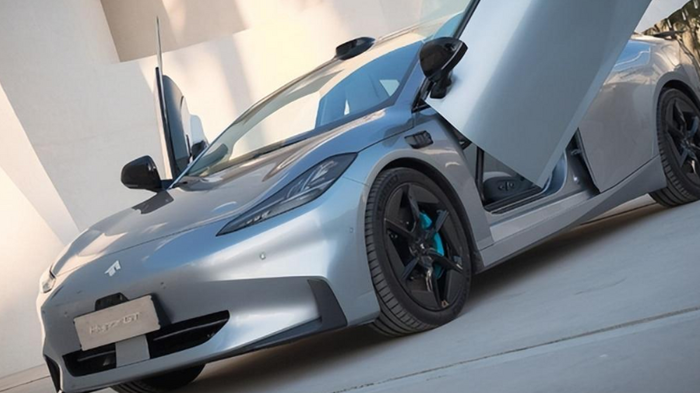 不过个人觉得这个旋翼式车门可能只会出现在顶配车型上,其他版本也许