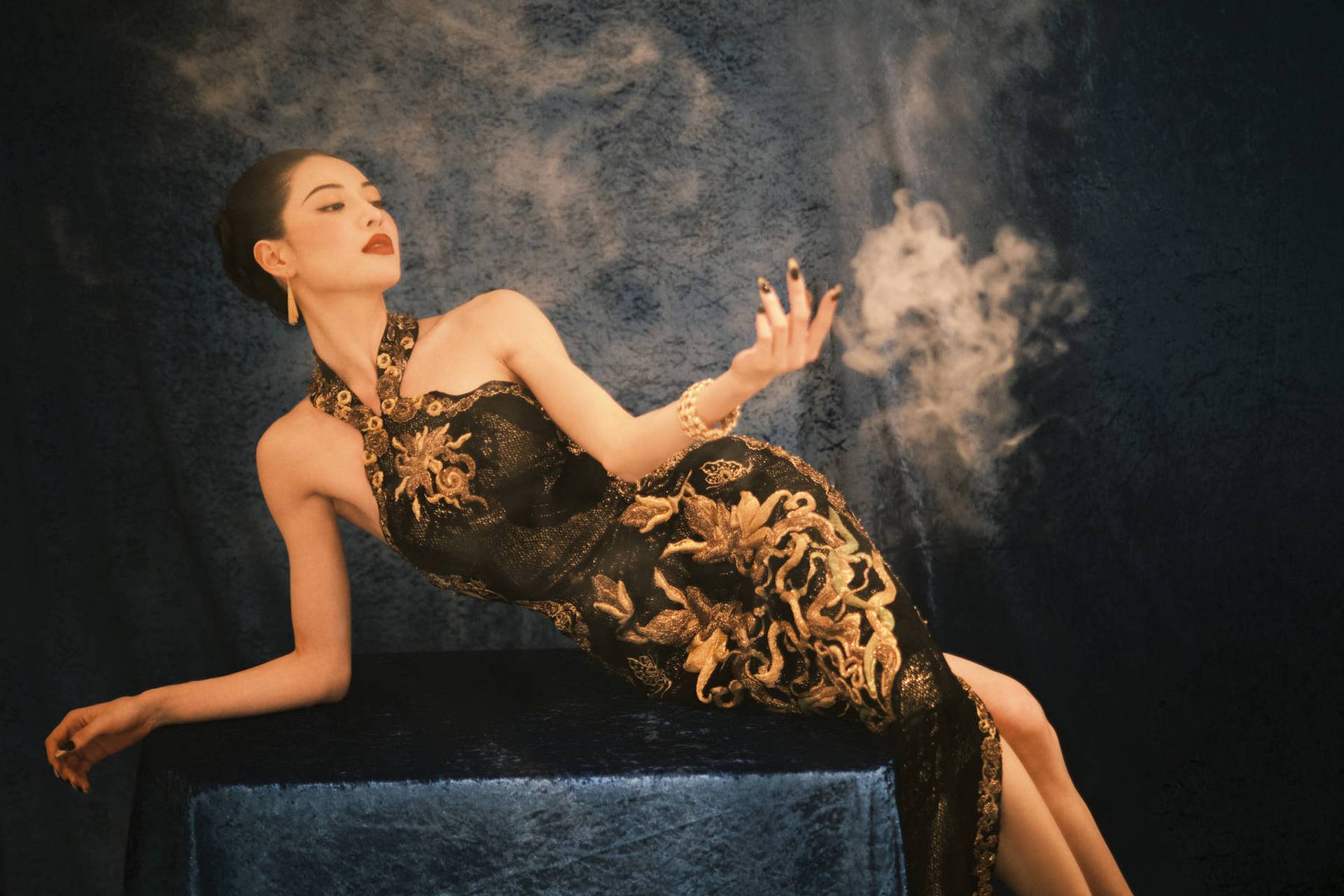 钟楚曦戛纳红毯大片释出 一袭黑金旗袍明艳大气  近日,钟楚曦出席戛纳