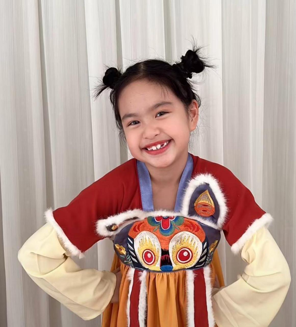 遗传了爸爸的外貌,但是神韵还蛮像妈妈包文婧