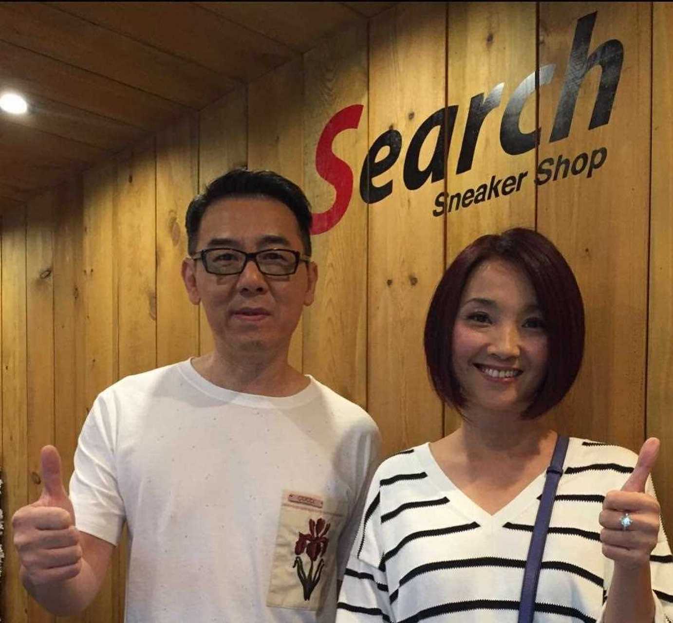 香港著名演员王书麒和老婆许怡合照,这对夫妻一直都这么恩爱