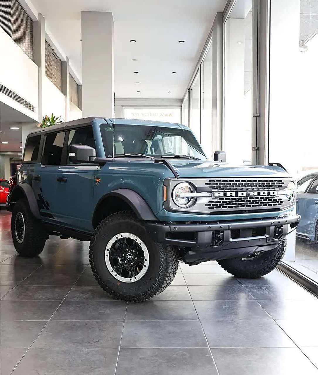 福特bronco badlands,这是四门版本,配备lux sasquatch选装包,搭载2.