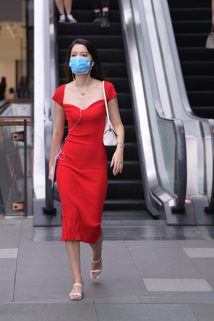 红色包臀裙小姐姐