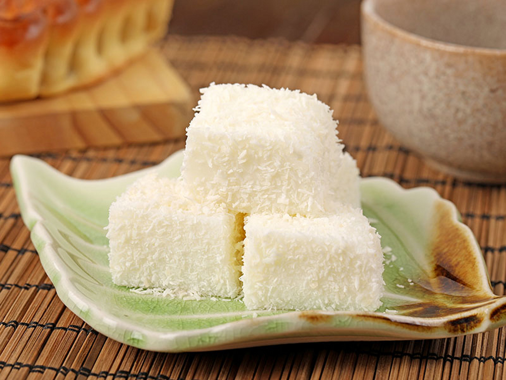 但其实牛乳糕做工并不繁复,五步骤内完成,赶紧学起来,向亲爱的亲朋