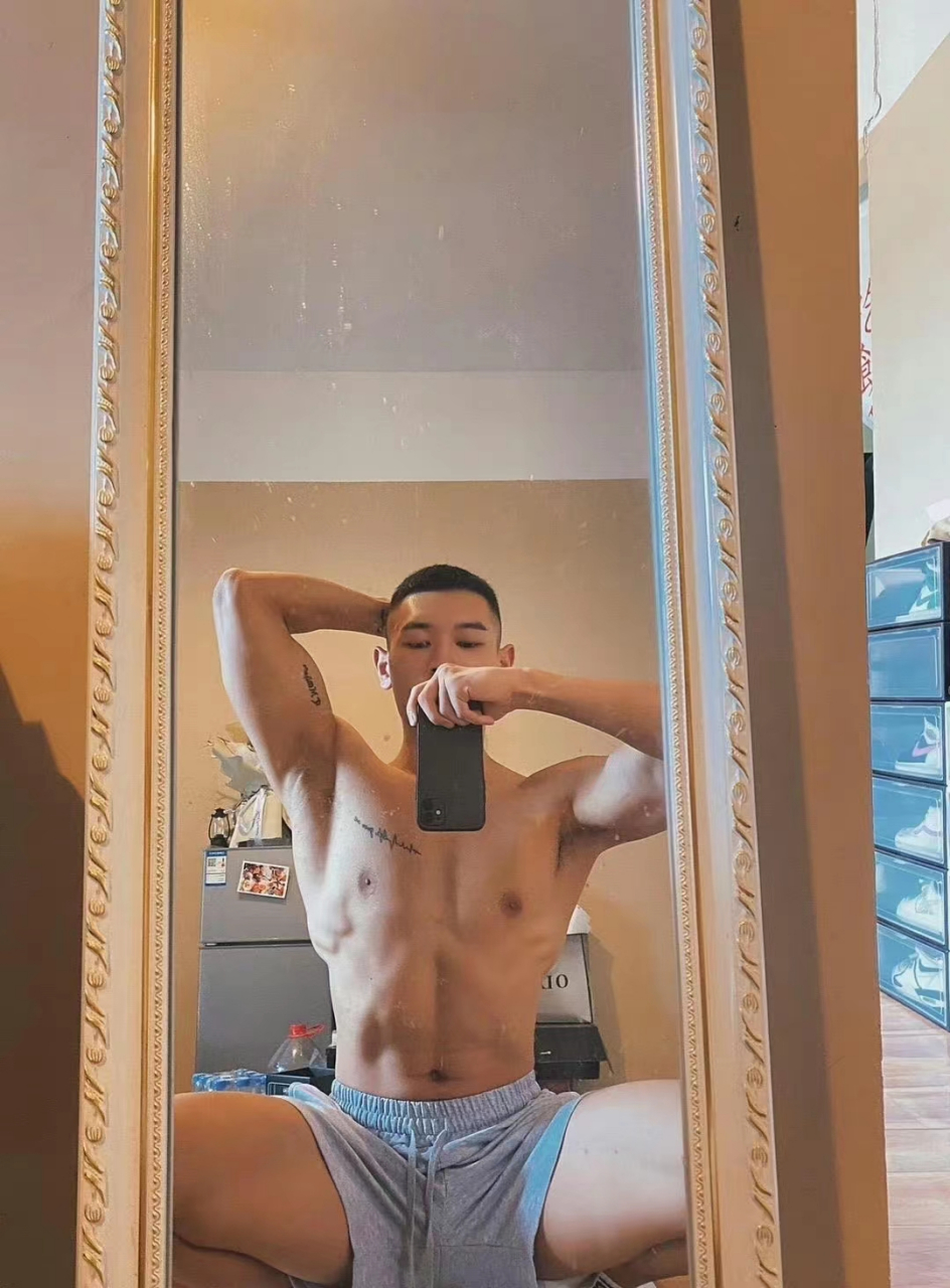 一组阳光腹肌小哥哥们哦