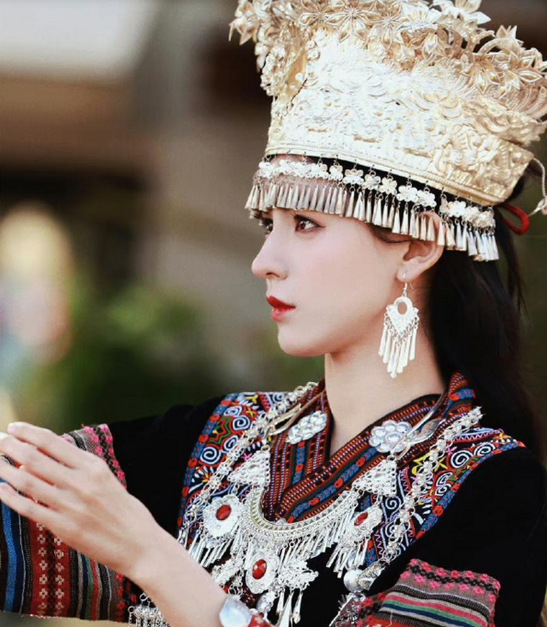 张予曦穿这套苗族的服饰真的很漂亮呀!