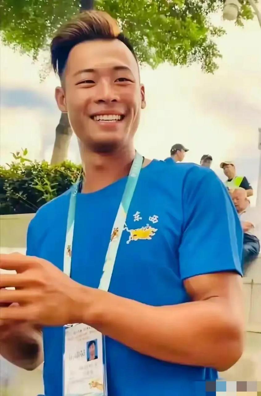 刚刚看到关于最近爆火的炸毛哥冯伟浚的一条视频,说是他自从爆火以后.